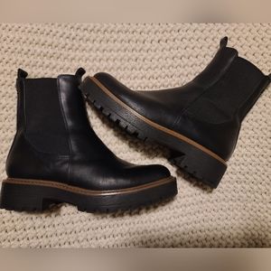 Black laguna boot